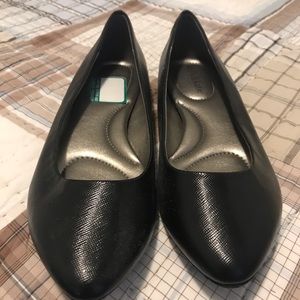 Women’s black flats